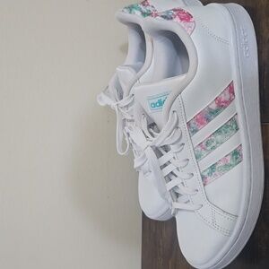 Women's Adidas size 9 tennis shoes